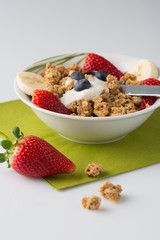 Frühstück Müsli mit frischen Beeren und Banane