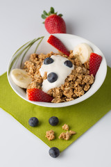 Frühstück Müsli mit frischen Beeren und Banane