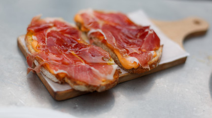 Spanisches Speckbrot auf Holzbrett Antipasti