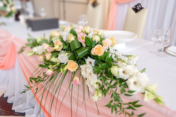 Wedding floral decorations на столе молодоженов