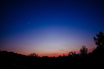 Sonnenuntergang mit Abendrot in Griechenland mit Wälder