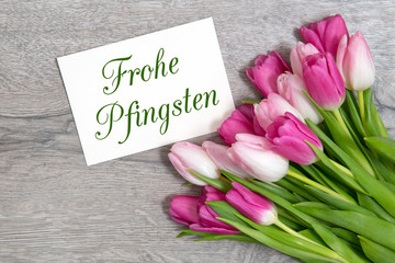 Tulpen und Karte: Frohe Pfingsten