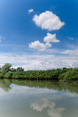 Bootsfahrt am Fluss in Italien