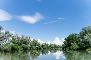 Bootsfahrt am Fluss in Italien
