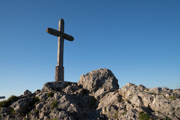 Gipfelkreuz mit blauem Himmel und Felsen