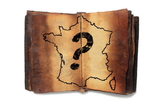 Carte de France avec un point d'interrogation sur livre ouvert en parchemin 