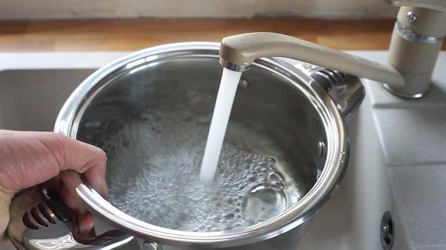 nalewanie wody do garnka