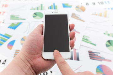 スマートフォンを持つ男性