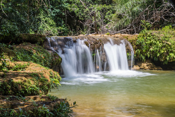 Fototapeta na wymiar Wasserfall am Rio do Peixe bei Bonito, Mato Grosso do Sul, Brasilien