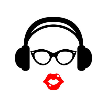 Icono plano auriculares con gafas negras y labios rojos en fondo blanco