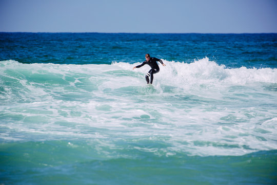 Surferboy in den Wellen in Portugal, K&uuml;ste, Peniche