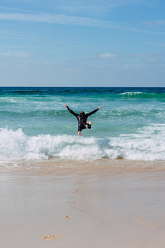 Surferboy vor den Wellen in Portugal, K&uuml;ste, Peniche