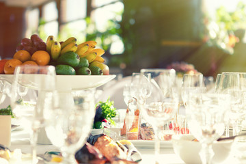 Table setting glasses and a fruit basket