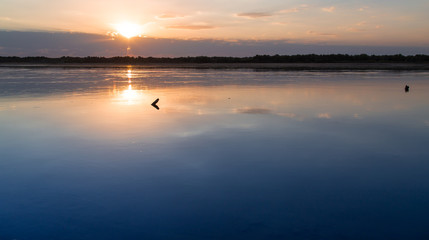 Obraz premium sunset on the lake as a backdrop