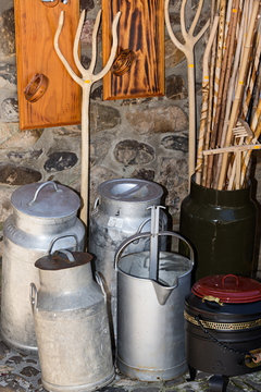 Lecheras de aluminio antiguas.