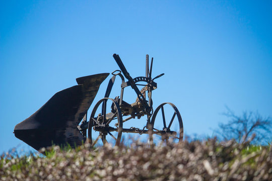 Antiker Ackerpflug auf Feldwiese
