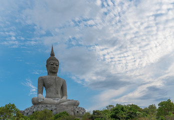 Obraz premium Big Buddha statue with blue sky clouds on top of the mountain in Thailand.