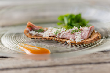 Räucheraal auf Brot, Frühlingsmenü