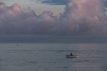 Naklejka premium Man fishing in the Pacific Ocean