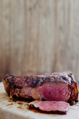 T-Bone Steak gegrillt mit Salz