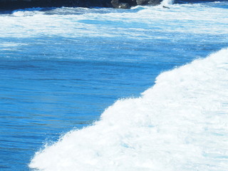 青い海と波