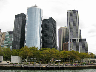 Naklejka premium Battery Park waterfront viewed from ferry before Lower Manhattan skyline, New York City, NY, USA