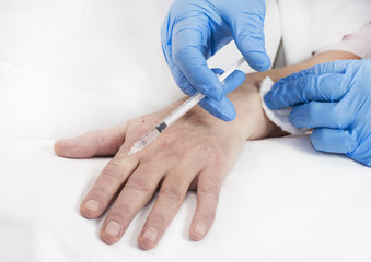 Obraz na płótnie Canvas Mesotherapy process on a female hand in clinic 