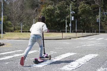 キックボードで遊ぶ女の子