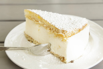 Käse-Torte auf einem Teller