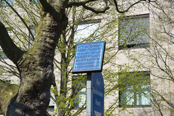 Ein Parkscheinautomat mit Sonnenenergieversorgung