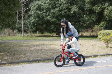 自転車の練習をする母と娘