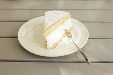 Torte auf einem Teller mit Gabel