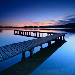 Klarer stiller See bei Sonnenuntergang, Badestelle mit Bootssteg, Mecklenburger Seenplatte