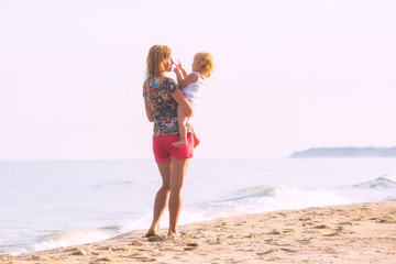 Fototapeta premium Matka i jej córka na plaży