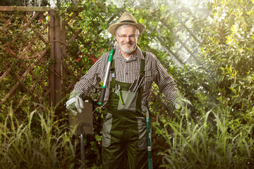 Stolzer Gärtner im Garten