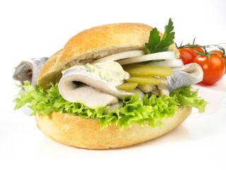 Fischbrötchen mit eingelegtem Hering