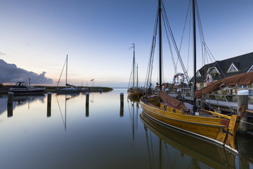 Fototapeta na wymiar Bootshäuser am Hafen von Althagen, Fischland Darß