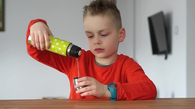 chłopiec z termosem