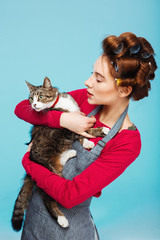 Obraz premium Woman and cat pose for picture together while cleaning