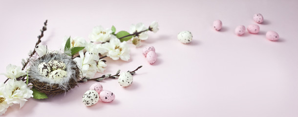 Fototapeta Wielkanocne gniazdko z jajeczkami i wiosenne kwiaty na różowym i pastelowym tle, happy easter, wesołych Świąt obraz