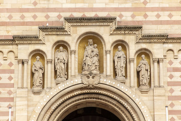 Fototapeta na wymiar Apostel des Dom von Speyer über dem Portal