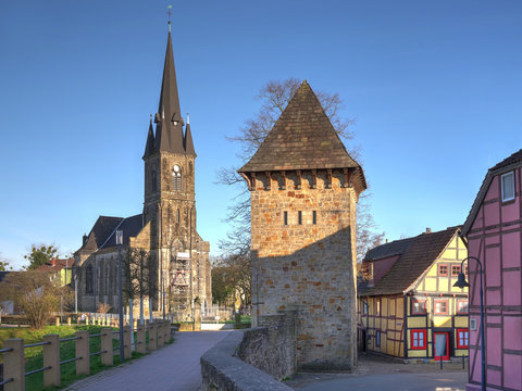 Stadtmauer Rinteln mit Turm und Kirche