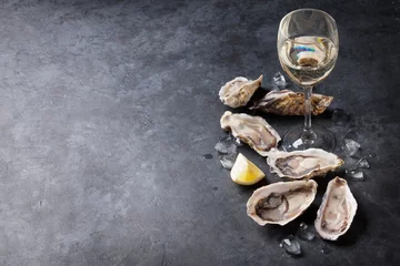 Foto auf Leinwand Austern mit Zitrone und Weißwein © karandaev
