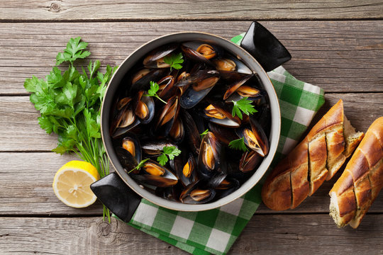 Mussels and bread
