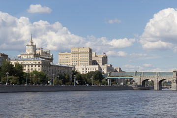 Fototapeta na wymiar A bridge across the Moscow River