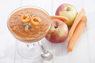 Carrot smoothies with apple