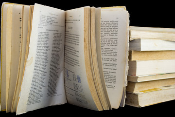 Fototapeta premium libros antiguos apilados