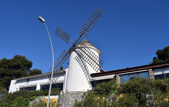 Molino de viento blanco
