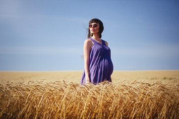 Obraz premium pregnant woman in wheat field
