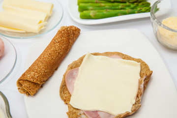 Quinoa crepes preparation : Filling the quinoa crepes with cheese and ham